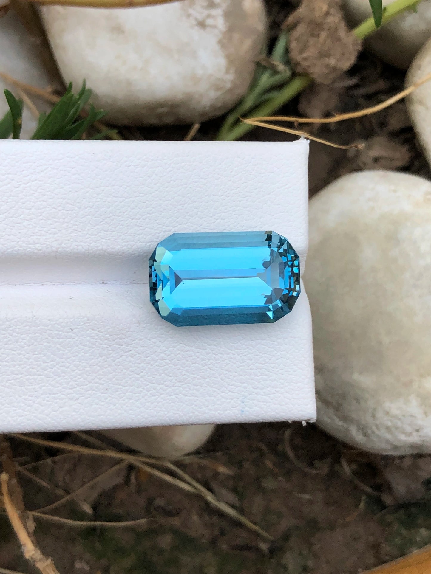 BLUE TOPAZ 14 Ct Beautiful Cut Sensational Top Colour Topaz - Gemstone