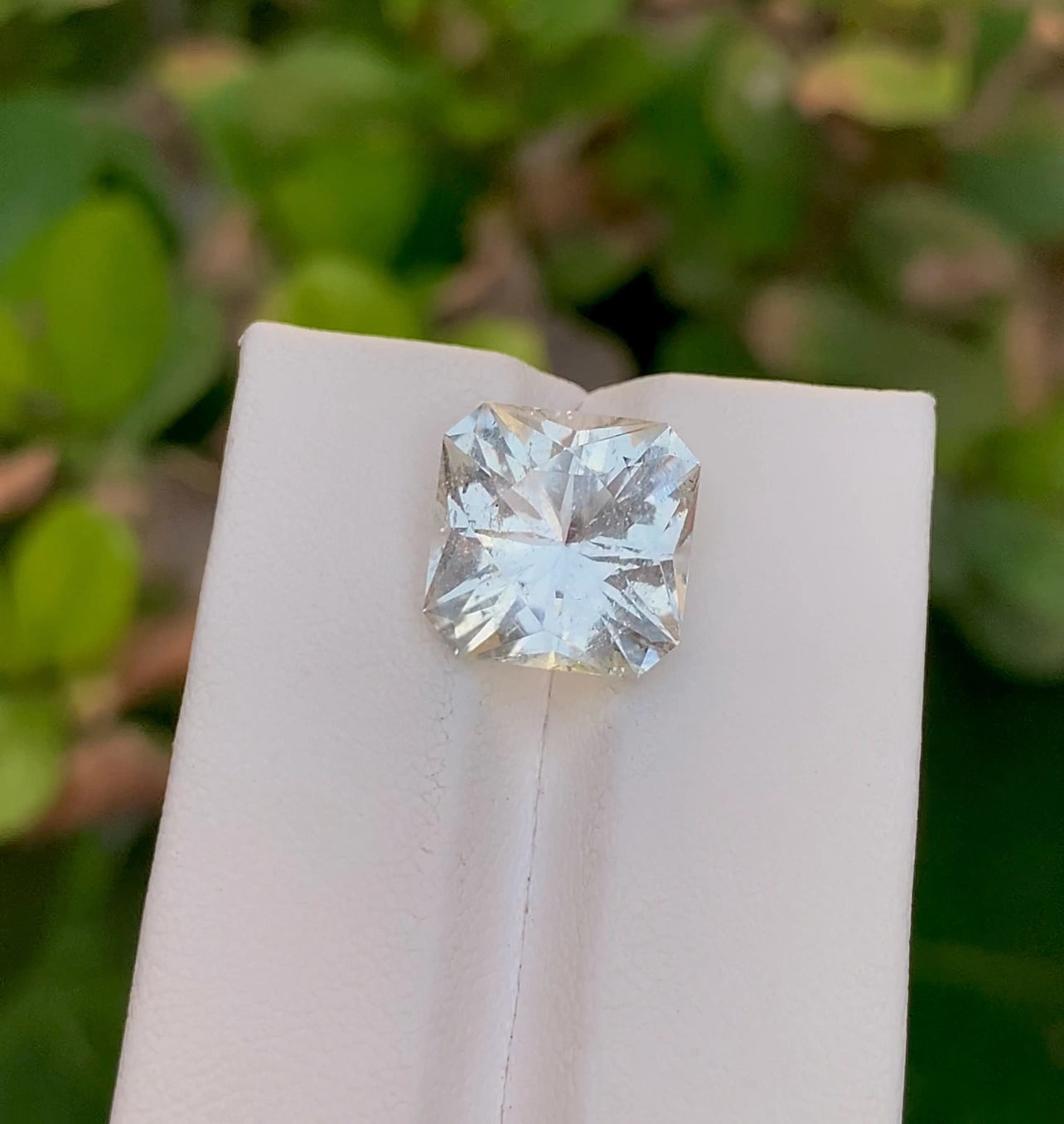 9 Crt Brilliant African white Topaz , Fancy Cut, Untreated Gem - Gemstone