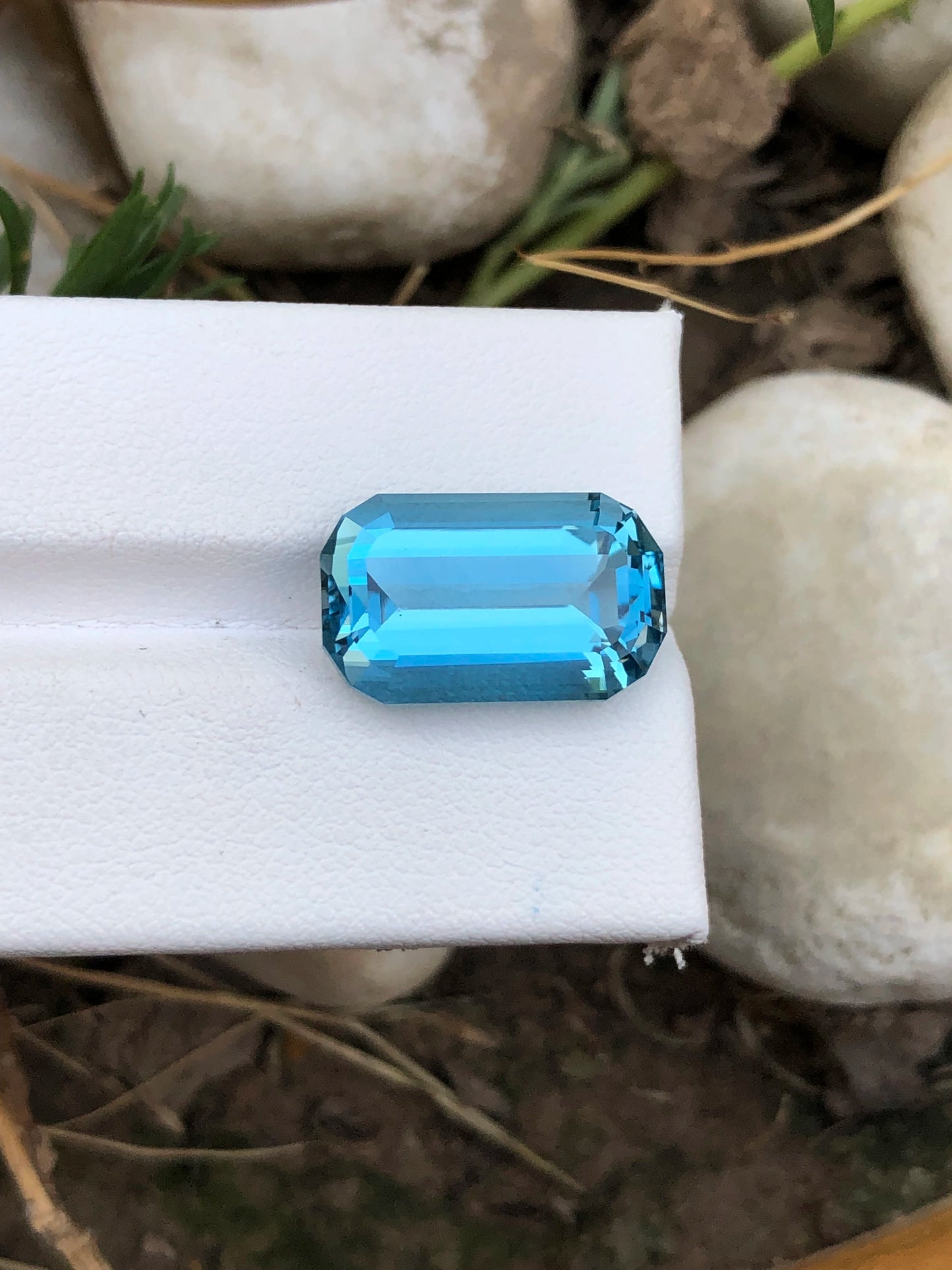 BLUE TOPAZ 14 Ct Beautiful Cut Sensational Top Colour Topaz - Gemstone