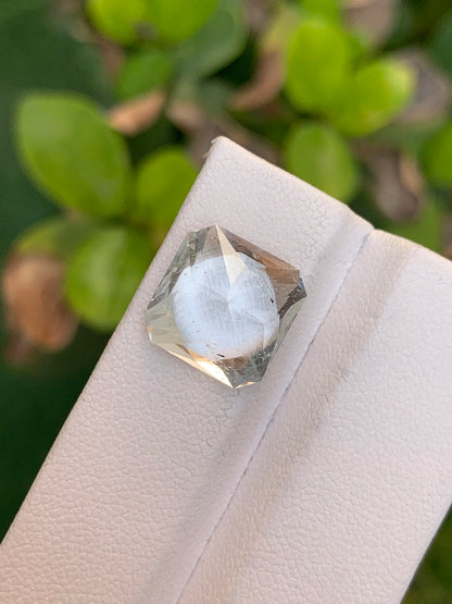 9 Crt Brilliant African white Topaz , Fancy Cut, Untreated Gem - Gemstone