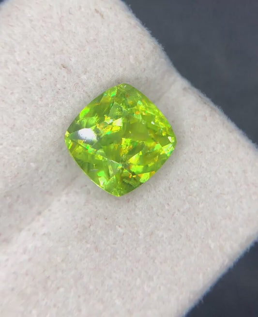 3.7 CT Rare Green Sphene Titanite High-Dispersion for Collector & Jeweler